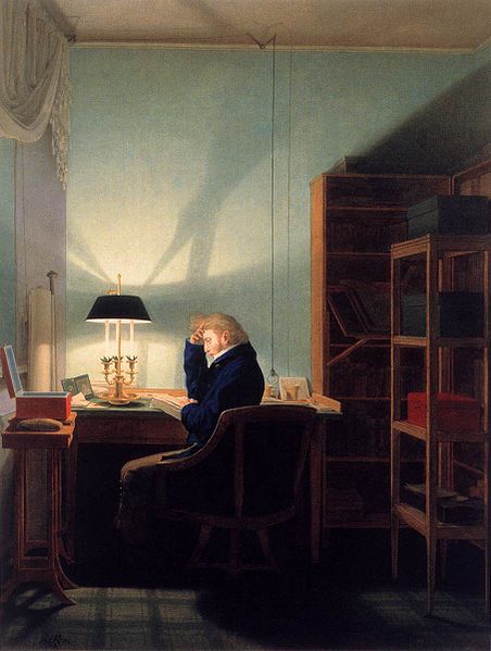 Hombre leyendo a la luz de la lámpara